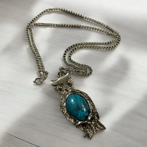 VINTAGE PEWTER HOWLITE OWL PENDANT - Picture 1 of 3